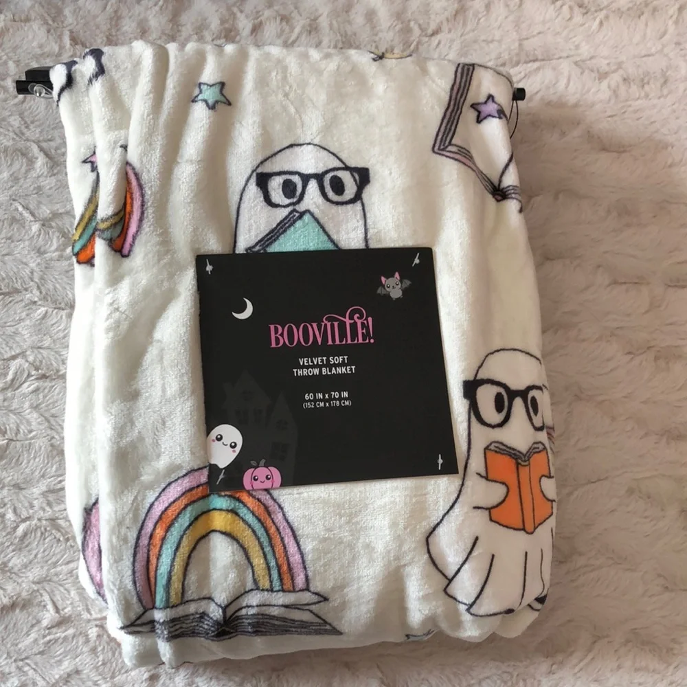 Booville White Soft Throw Blanket with READING GHOSTS Motifs